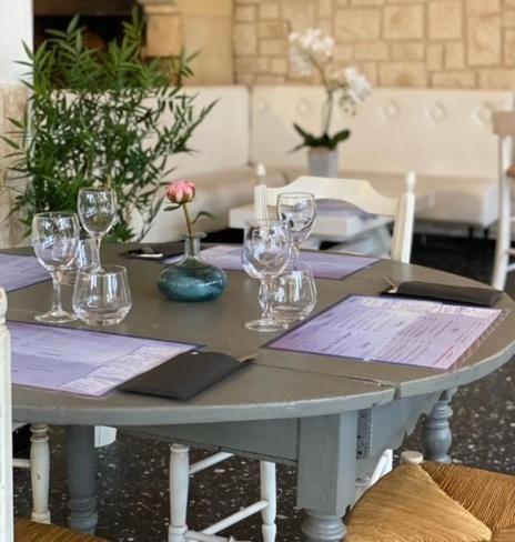 Hotel Restaurant La Plage Port-Saint-Louis-du-Rhône Exteriör bild